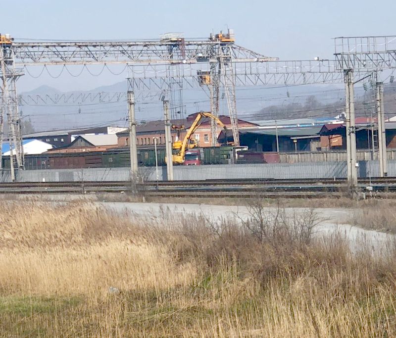 Новая перевалка угля в Находке - с поездов на грузовики, и через город - в порт.