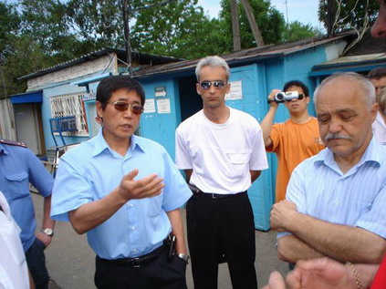 Правая рука мэра по   ликвидации рынка Леонид Хегай   продолжает «силовое свертывание»,   но при этом никаких комментариев  народу