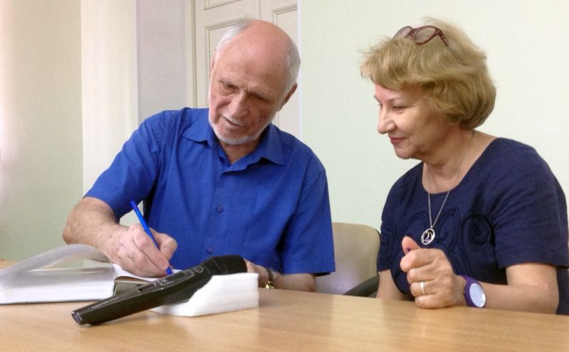 Автор книг об архитектуре, профессор ТОГУ Николай Крадин первую книгу с дарственной подписью вручил главному библиотекарю отдела краеведческой литературы ДВГНБ Татьяне Кирпиченко.