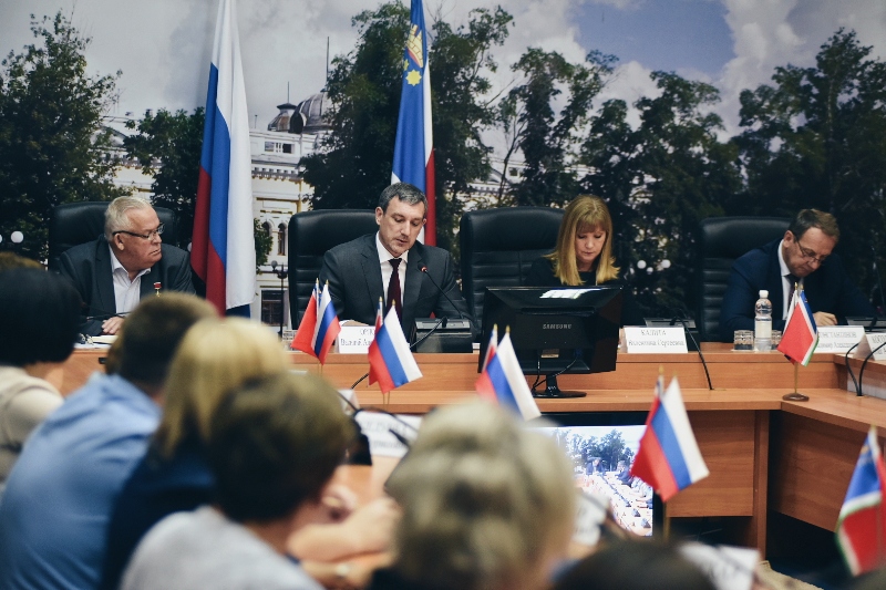 В первую очередь Василий Орлов порекомендовал мэру Благовещенска Валентине Калите завести профиль в сети «Инстаграм», отметив, что это действительно рабочий инструмент, позволяющий общаться с жителями и быть в курсе волнующих их проблем