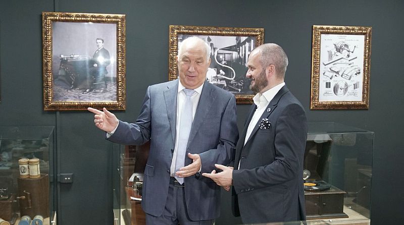 Мэр Хабаровска Александр Соколов и владелец коллекции Андрей Веретенников (справа)