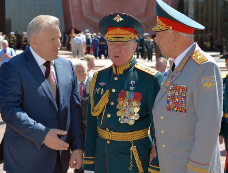 Губернатор Хабаровского края Вячеслав Шпорт, командующий войсками ВВО Герой России Александр Журавлев, генерал армии Михаил Моисеев (слева направо) на праздновании столетия ВВО в Хабаровске