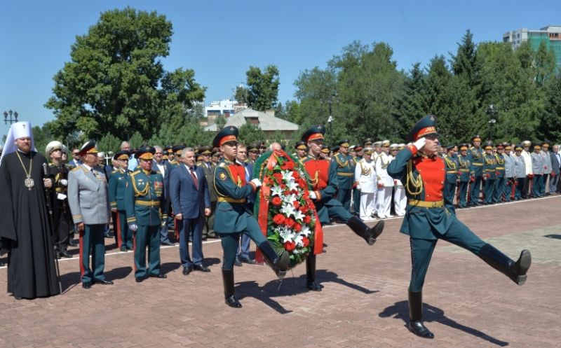 Торжественные мероприятия начались с возложения венка и цветов к Вечному огню на площади Славы. Фото: Валерий Спидлен.