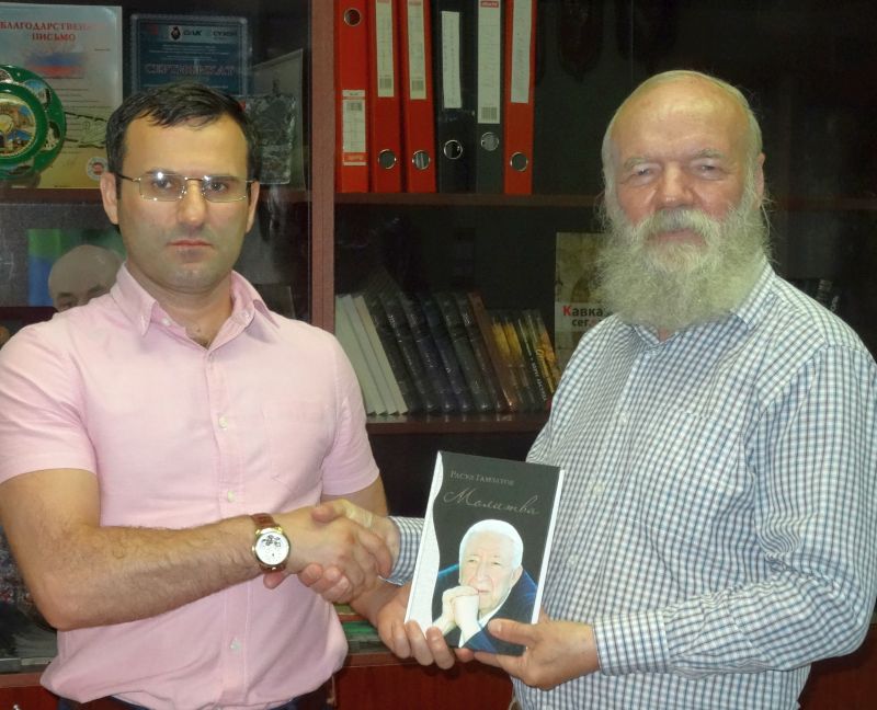 Постпред Республики Дагестан в Хабаровске Бейдулах Исаев (слева) и писатель Владимир Иванов-Ардашев.