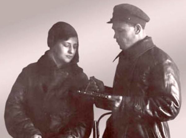 Начальник Биро-Биджанского райотделения ОГПУ Иван Коваленко и штатная практикантка Биро-Биджанского РО ОГПУ Фаина Марковник, 1932 г.