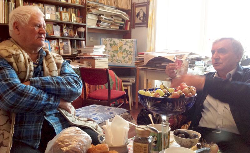 Геннадий Павлишин чаевничает со своим другом - журналистом Михаилом Колбаско (справа), который в советское время первым написал очерк о художнике, которого местная власть недолюбливала, впрочем как и сейчас. Фото К. Пронякина.