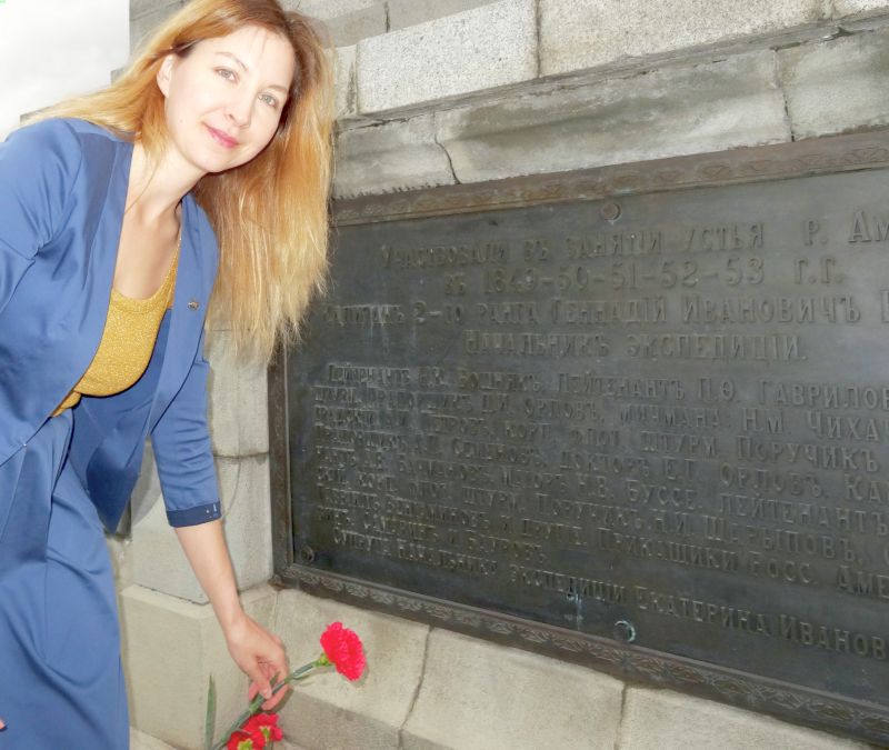 Цветы отважному капитану. Член РГО Наталья Фишер. Фото В.Иванова-Ардашева.