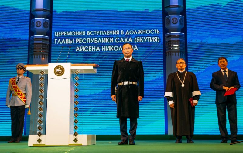 Торжественная церемония, прошедшая в Государственном театре Оперы и балета им. Д.К. Сивцева - Суоруна Омоллона, началась с внесения государственных флагов Российской Федерации и Республики Саха (Якутия), а также Конституции республики. Председатель ЦИК Якутии Алексей Ефимов, огласив официальные итоги выборов на должность главы Республики Саха (Якутия), вручил Айсену Николаеву удостоверение об избрании Главой республики.
