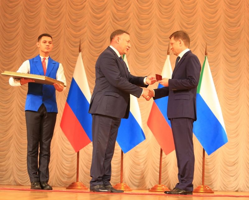 Избранный глава региона Сергей Фургал (справа) официально вступил в должность губернатора Хабаровского края. Знак губернатора вручил председатель Хабаровского крайизбиркома Геннадий Накушнов.