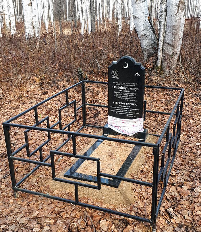 Памятник Сармысу Утегулову. Хурмули. Август 2018 года. Фото В. Меринова.