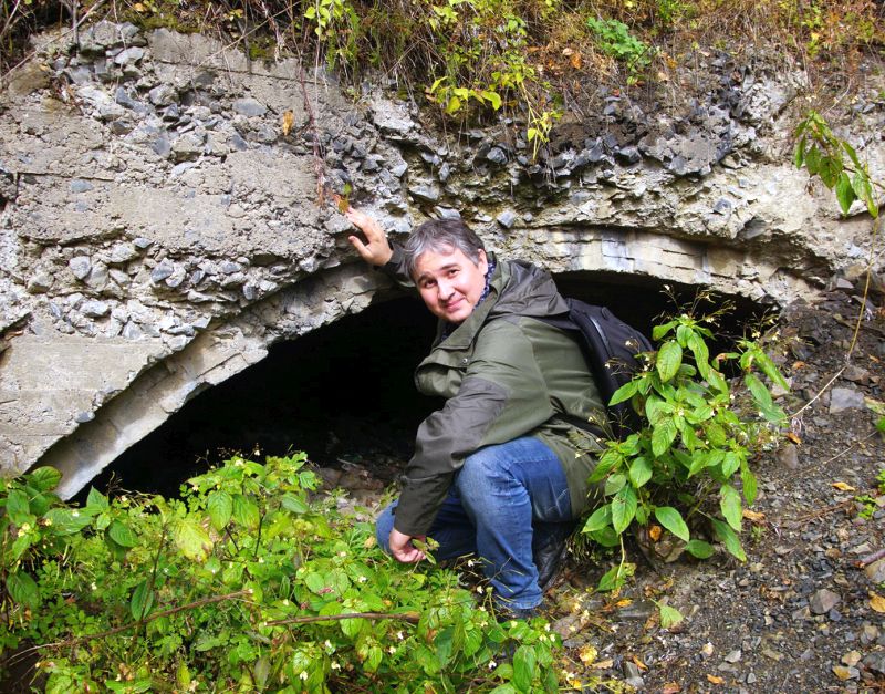 Камиль Каримуллин около входа в Амурский тоннель, в строительстве которого мог участвовать его прадед. Сентябрь 2018 года. Фото В. Меринова.