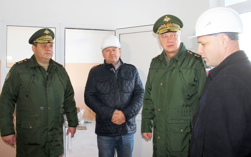 В Хабаровске первый заместитель Главного военного прокурора Евгений Иванов (второй справа) проинспектировал «долгострои» ГВСУ №6