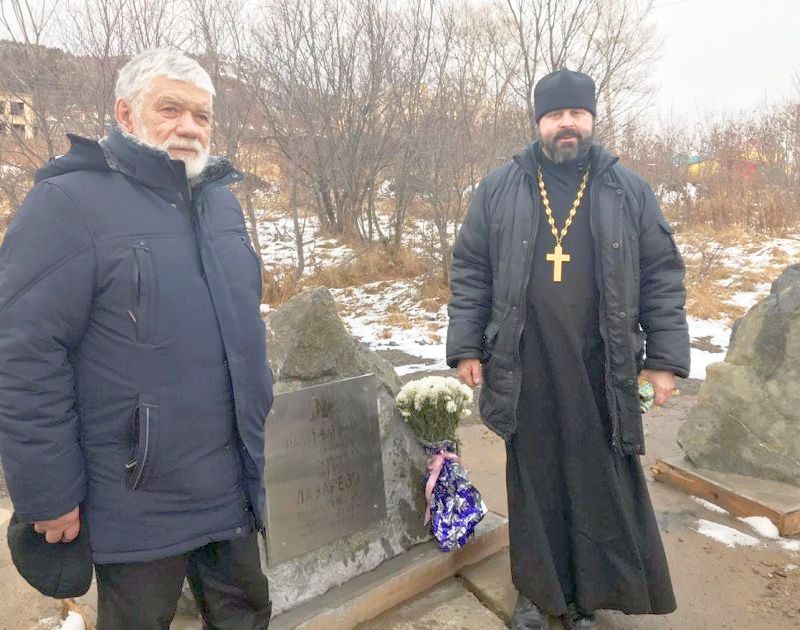 Николай Спижевой и иеромонах Иннокентий (Митин) на открытии памятного знака адмиралу Лазареву.