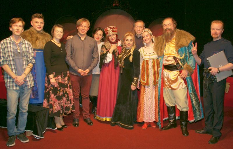 Андрей Цветков-Толбин и Мария Леонова с артистами и творческой группой спектакля «Боярыня Вера Шелога». (нажмите, чтобы увеличить)
