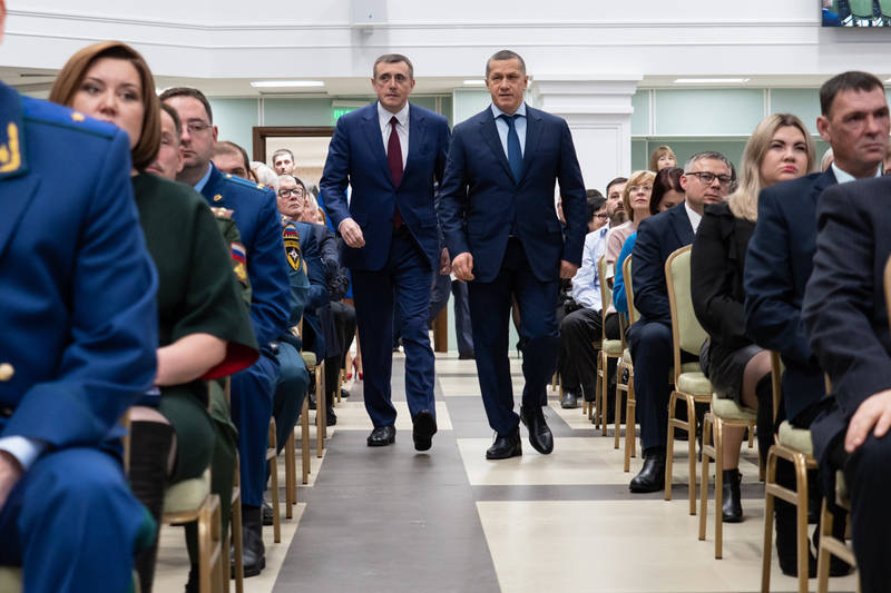 Полпред Юрий Трутнев (справа) представил временно исполняющего обязанности губернатора Сахалинской области Валерия Лимаренко (слева).