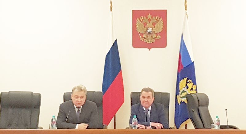 Вчера, 25 декабря с.г. специально прибывший по поручению генпрокурора Юрия Чайки из Москвы в Екатеринбург заместитель Юрий Пономарёв (слева) представил нового руководителя органов прокуратуры Урала Юрия Гулягина (справа).