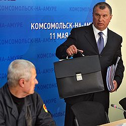 Для слесаря-судостроителя Александра Астраханцева (слева) это был день, когда он запросто мог потягаться по влиятельности с любым из вице-премьеров правительства, например, с Игорем Сечиным 