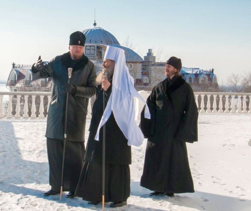 В сопровождении митрополита Владивостокского и Приморского Владимира (слева) митрополит Хабаровский и Приамурский Артемий посетил кафедральный собор и духовную семинарию. Фото: Арина Проскурина.