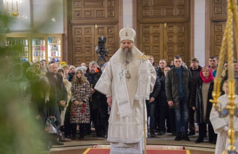 В праздник Рождества Господа Бога и Спаса нашего Иисуса Христа митрополит Артемий совершил в Спасо-Преображенском кафедральном соборе праздничную Божественную литургию