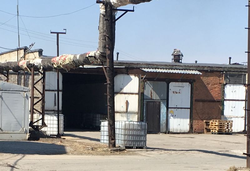 В этом необорудованном гараже по ул. Суворова, 77, и происходит химическое таинство