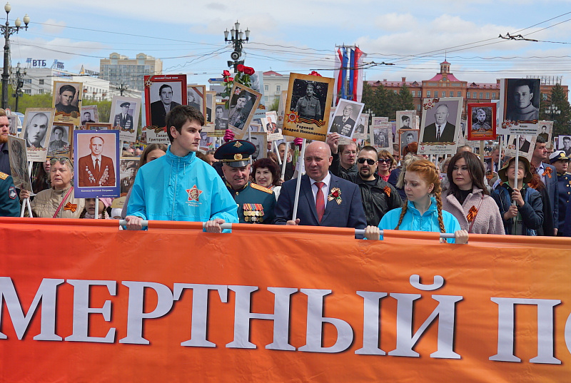 С 9 часов утра к перекрестку улиц Муравьева-Амурского и Гайдара начали стекаться люди.