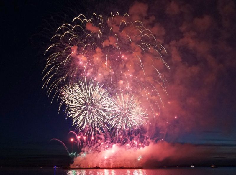 Тысячи огней осветили небо над вечерним Хабаровском в честь Дня рождения города