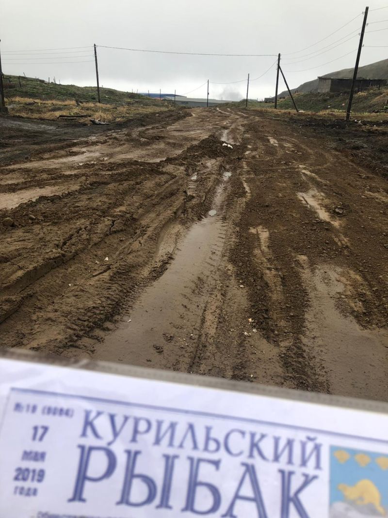 На текущий момент, после зимнего периода, вместо песчано-гравийной или щебеночно-песчаных смесей, толщиной 15-30 см (ГОСТ 23735-2014), из которой должна быть отсыпана дорога - какая-то каша - «глиняная смесь».