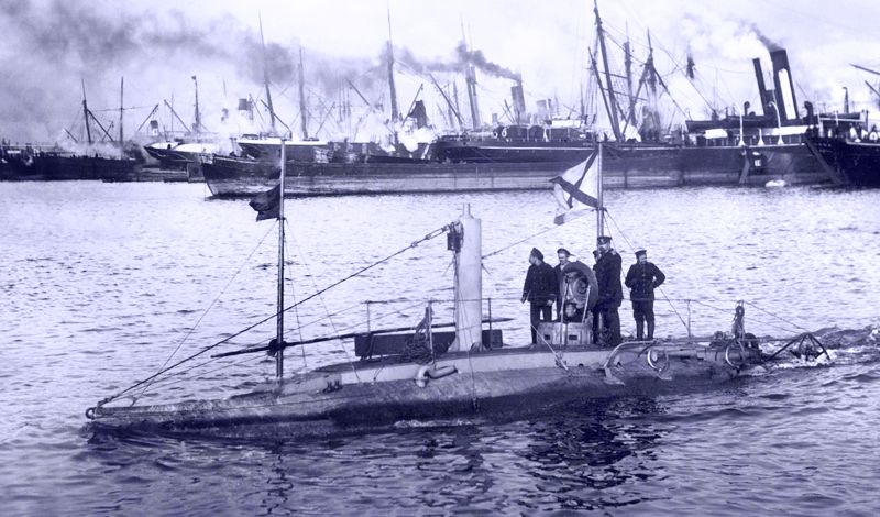 «Дельфин» - первенец российского подводного флота.