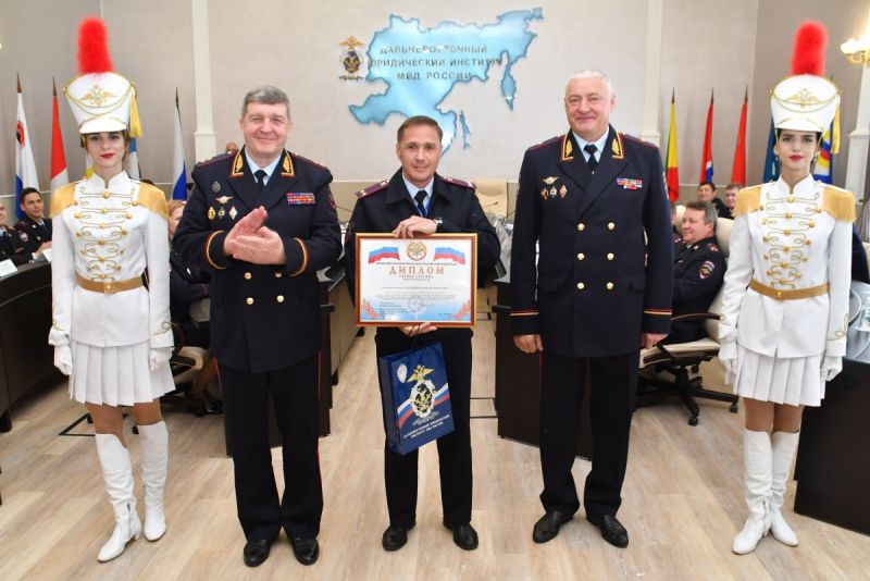 Первое место занял подполковник внутренней службы Максим Щетинин, старший юрисконсульт правового отдела МВД по Республике Бурятия.
