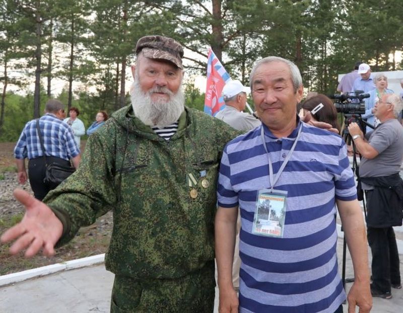 С.М. Шарабарин (слева) работал на отсыпке полотна главного хода БАМа с 1974 года. Фото Алексея Жуланова (пресс-служба ДвостЖД).