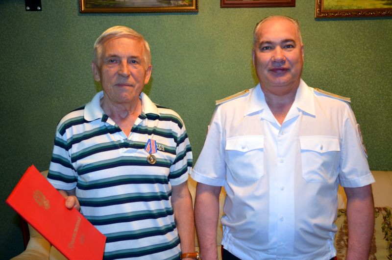 Генерал-майор полиции Дмитрий Ильичев (справа) вручил приветственный адрес, подарок и памятную медаль генерал-полковнику милиции в отставке Анатолию Золотареву.
