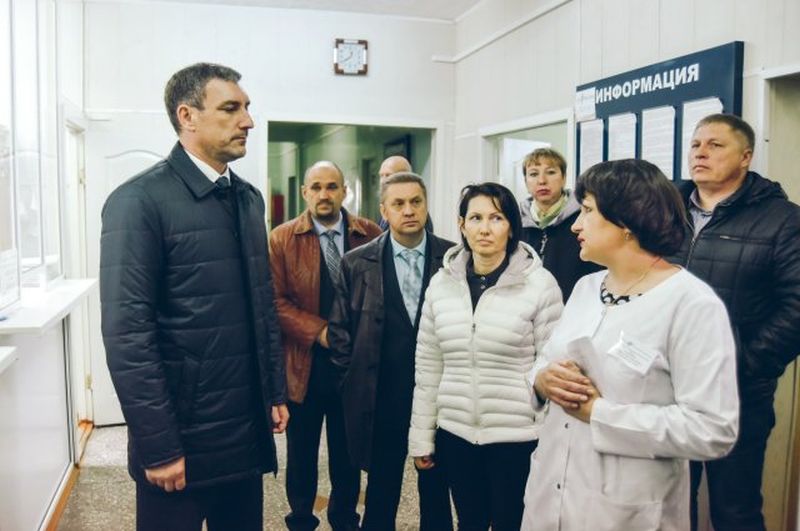 Губернатор Амурской области В. Орлов в узловой больнице Февральска. Фото с сайта газеты «Амурская правда».