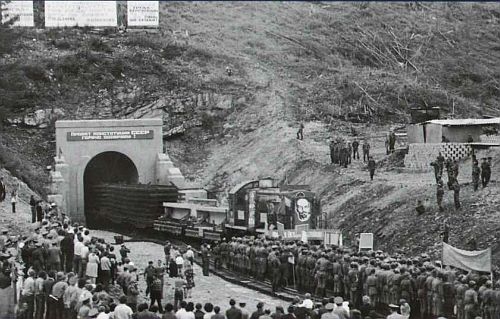 Первый поезд проходит через Дуссе-Алиньский тоннель. Фото ДВостЖД.