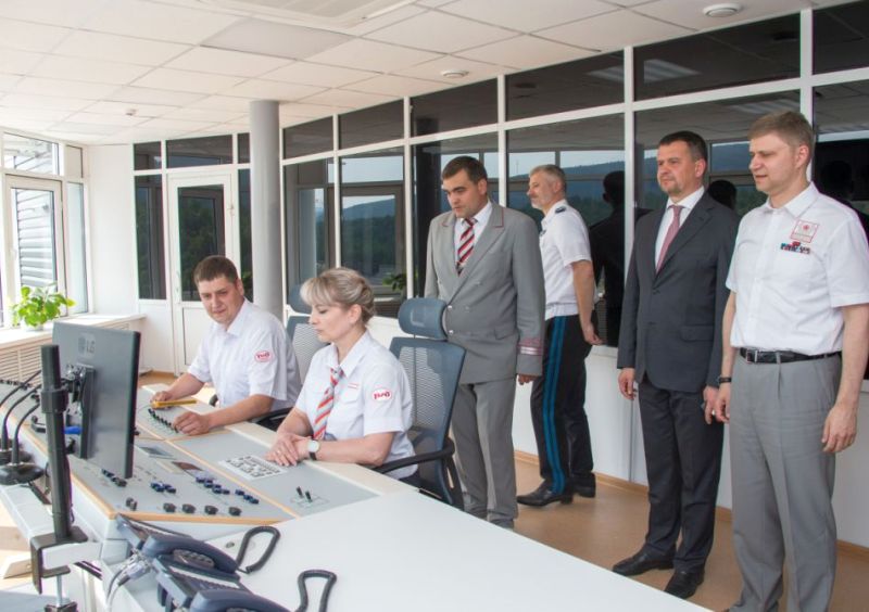 Пуск сортировочной горки. Слева направо: начальник станции Тында И.В. Гайдамака, министр транспорта РФ Е.И. Дитрих, заместитель председателя правительства РФ М.А. Акимов, глава Российских железных дорог О.В.Белозёров. Фото Алексея Жуланова (пресс-служба ДВостЖД).