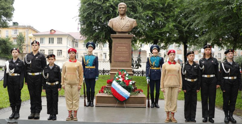 В Хабаровске в штабе 11-й армии ВВС и ПВО состоялась торжественная церемония открытия мемориального бюста Роману Филипову. (нажмите, чтобы увеличить)