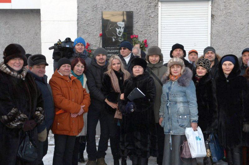 В Магадане открыли мемориальную доску в честь писателя Альберта Мифтахутдинова