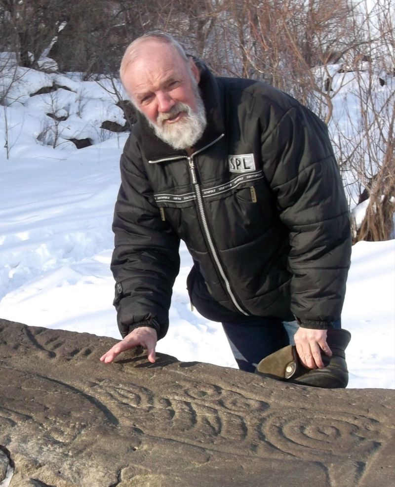 Поздравление на фоне вечности. 
К сожалению, в восточном календаре, состоящем из двенадцати мифических зверей, нет ни медведя, ни лося, ни лошадей, столь привычных взору россиян. Но все равно замолвлю и за них доброе слово, поздравлю читателей портала «Дебри ДВ» на фоне вечности, у знаменитого петроглифа Небесного Лося, что в районе Сикачи-Аляна. С Новым годом, друзья! Удачи вам, здоровья и благополучия! В том числе и археологам, музейным работникам и журналистам, писателям, к коим имею честь принадлежать. Побольше доброты и оптимизма! 
С уважением, Владимир Иванов-Ардашев