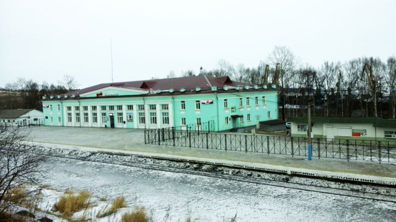 Вокруг железнодорожного вокзала в Ванино построили двухметровый металлический забор