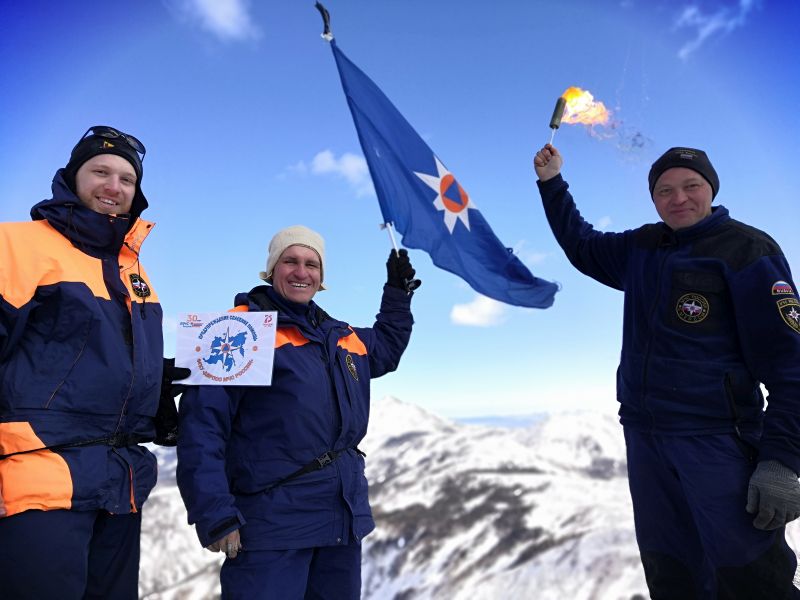 Флаг МЧС развернули на загадочной горе Элеор