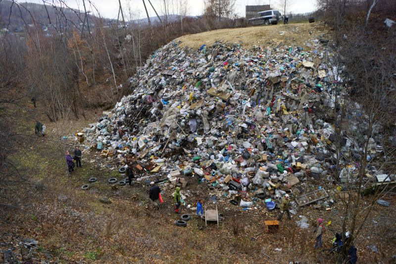 Апрель 2012 года. Дно «карьера» - это там, где стоят люди. Все остальное, заваленное отходами, это склон притоннельной выемки. Это вид в профиль. В анфас - еще страшнее. / Нажмите, чтобы УВЕЛИЧИТЬ (нажмите, чтобы увеличить)