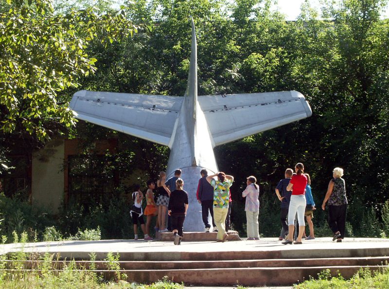 Памятник летчикам и десантникам, погибшим в октябре 1938 года при поисках самолета «Родина» в авиационной катастрофе. Установлен он на ул. Кирова, напротив дома №49, в 1993 году.