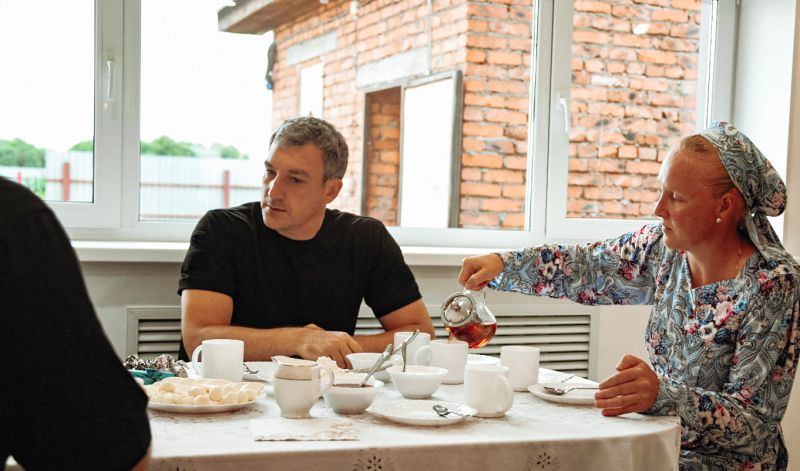 Губернатор Василий Орлов оценил сыр «от Агрипины». Переселенка из Бразилии строит сыроварню