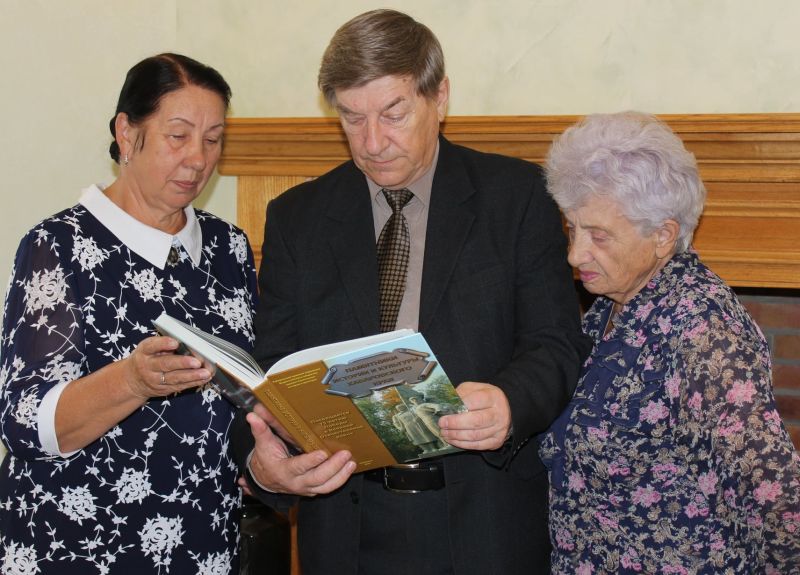 В Хабаровске издана книга «Памятники истории и культуры Хабаровского края»: Людмила Ишаева, Александр Хворов и Тамара Бессолицына (слева направо)