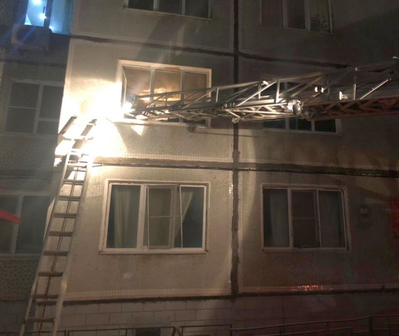 МЧС: На момент прибытия подразделения было обнаружено, что на 2-м этаже 9-ти этажного электрифицированного жилого дома, в квартире горят домашние вещи на площади 10 кв.м. Сильного задымления в квартире и в подъезде не наблюдалось. Эвакуация не проводилась.
