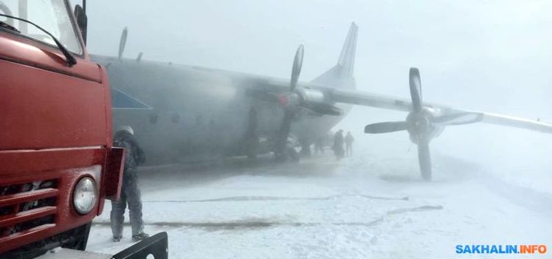 Военный самолет лишился стойки шасси во время посадки на Итурупе