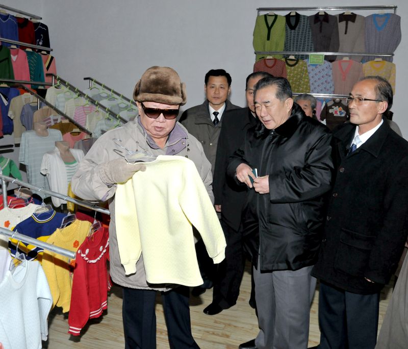 Ким Чен Ир на Хамхынской трикотажной фабрике. Декабрь 2011 г.