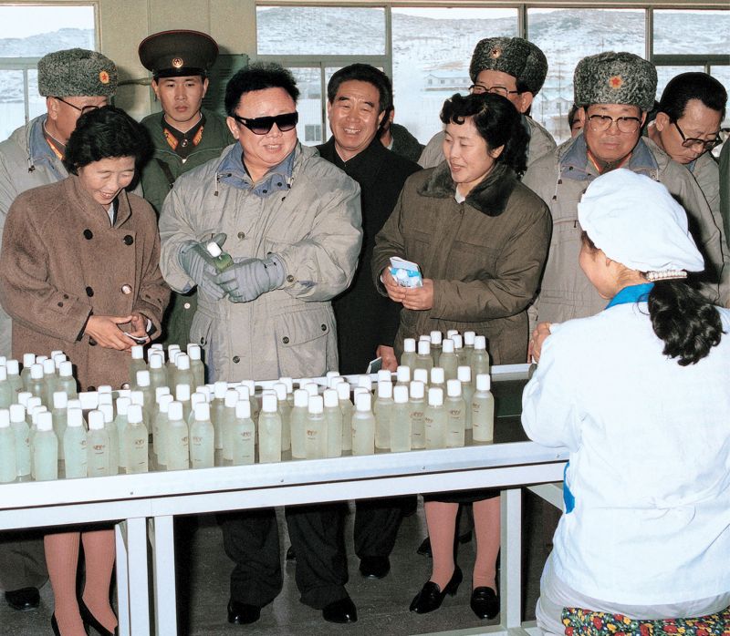 Ким Чен Ир на Синичжуской косметической фабрике. Декабрь 2001 г.
