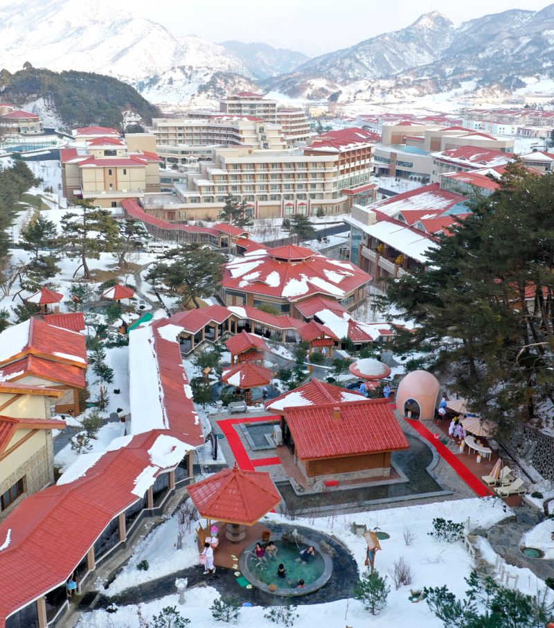 Открытые бассейны Яндокской бальнеологической зоны культурного отдыха.