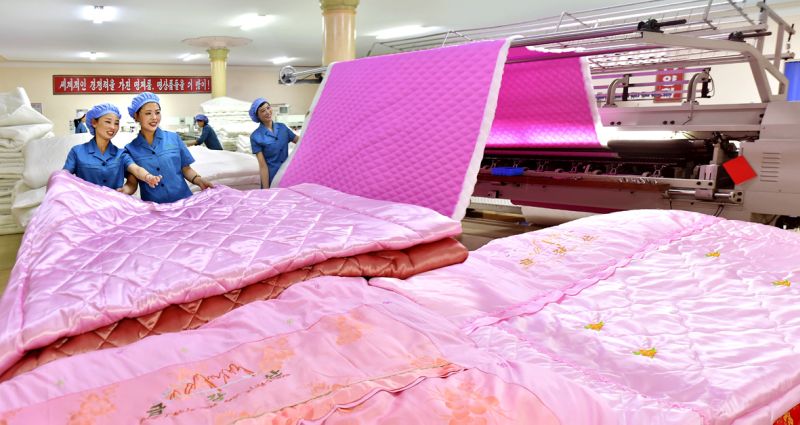 Производство шелковых одеял на Пхеньянской шелкомотальной фабрике имени Ким Чен Сук.