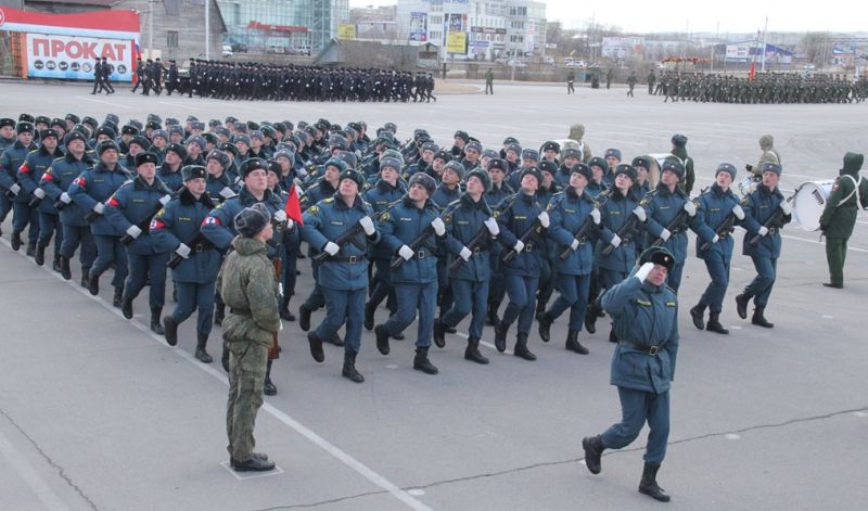 В Хабаровске спасатели и кадеты МЧС приняли участие в сводной тренировке Парада Победы